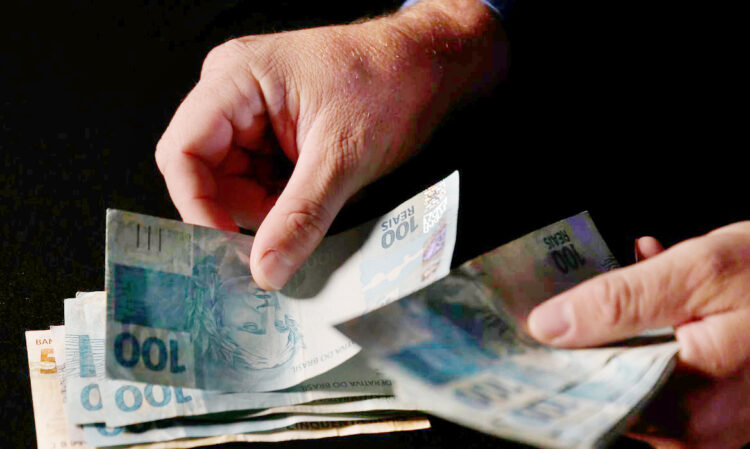 Renda comprometida com dívidas é a menor desde antes da pandemia