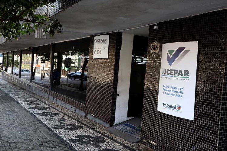 Junta Comercial do Paraná zera estoque diário de processos