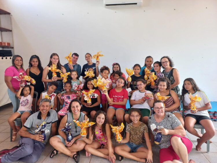 Participantes das Oficinas do Serviço  de Convivência recebem ovos de Páscoa