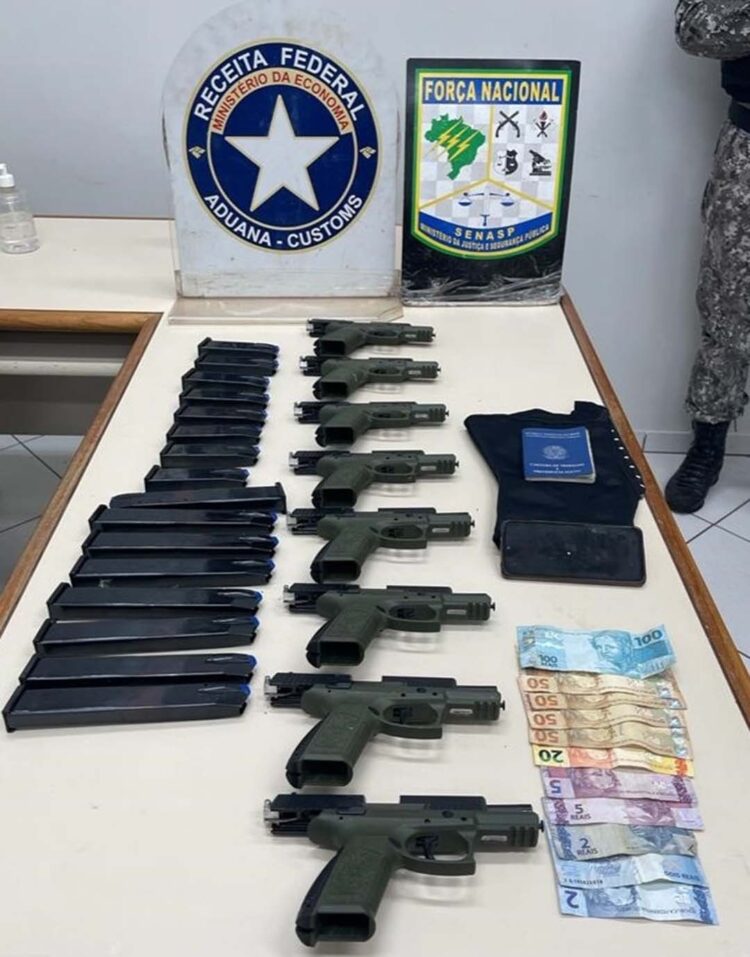 Receita Federal e Força Nacional apreendem  oito pistolas turcas na Ponte da Amizade