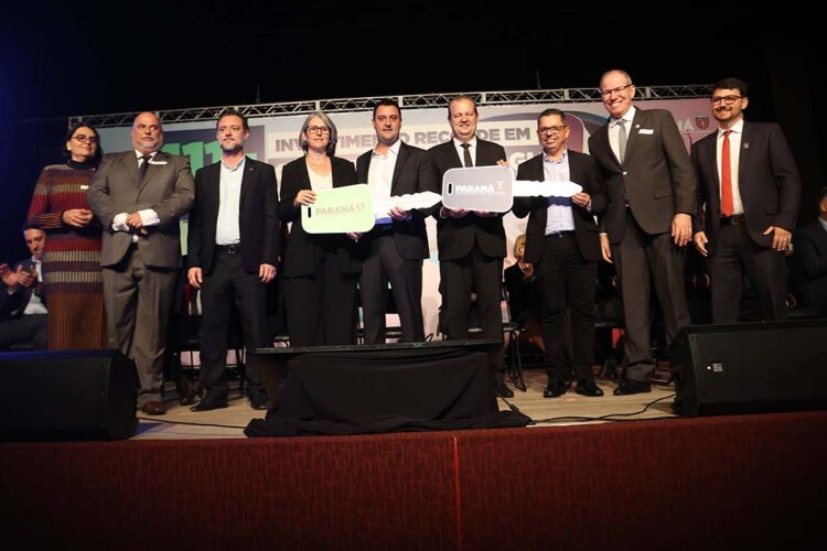 Governador anuncia novos cursos e entrega  ônibus para as universidades estaduais