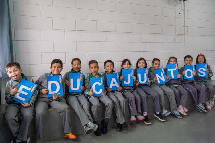 Pelo programa Educa Juntos, Estado entrega materiais de apoio a redes municipais de ensino