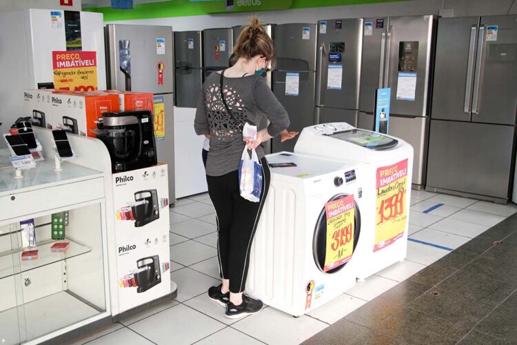 Com melhor resultado da região Sul, comércio paranaense cresce quase 9% em março