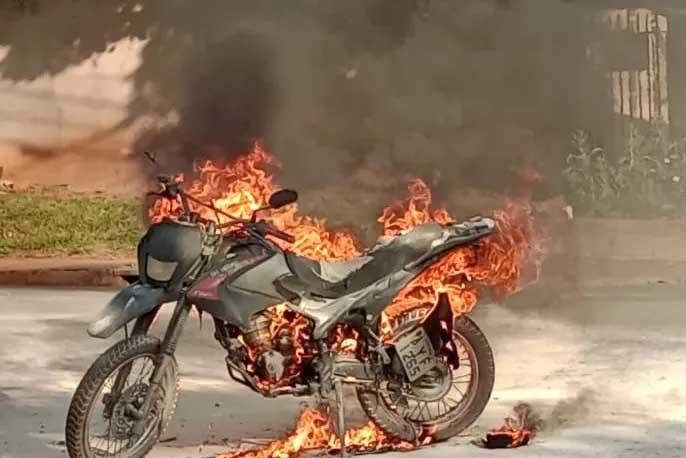 Motocicleta é destruída após pegar fogo