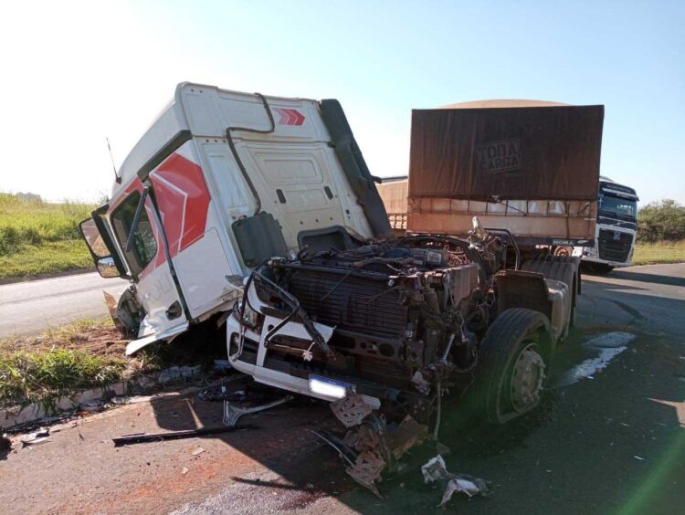 Acidente entre duas carretas deixa um caminhoneiro ferido no trevo de Nova Londrina