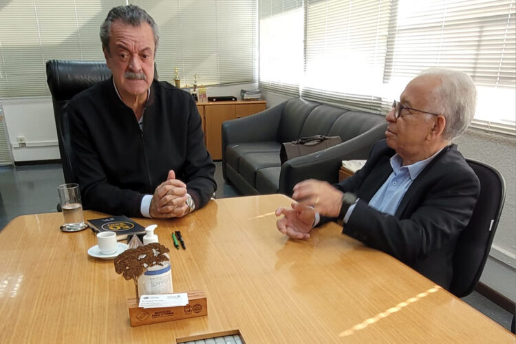 IAT e Adapar assinam portaria conjunta para prevenção da gripe aviária no Paraná