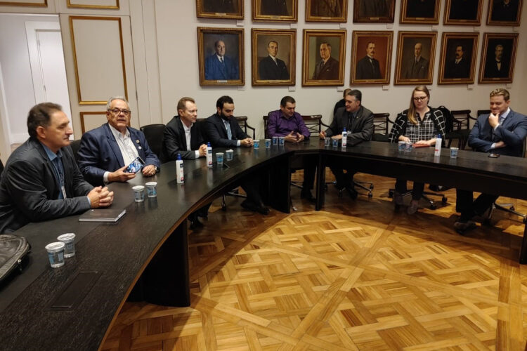 Junta Comercial e Associação dos Municípios discutem ampliar desburocratização no Paraná