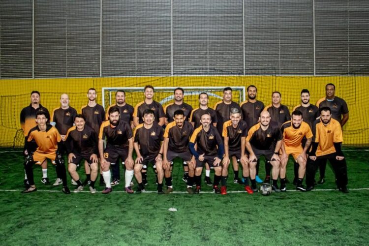 Grupo de futebol faz uniforme com homenagem a Pelé