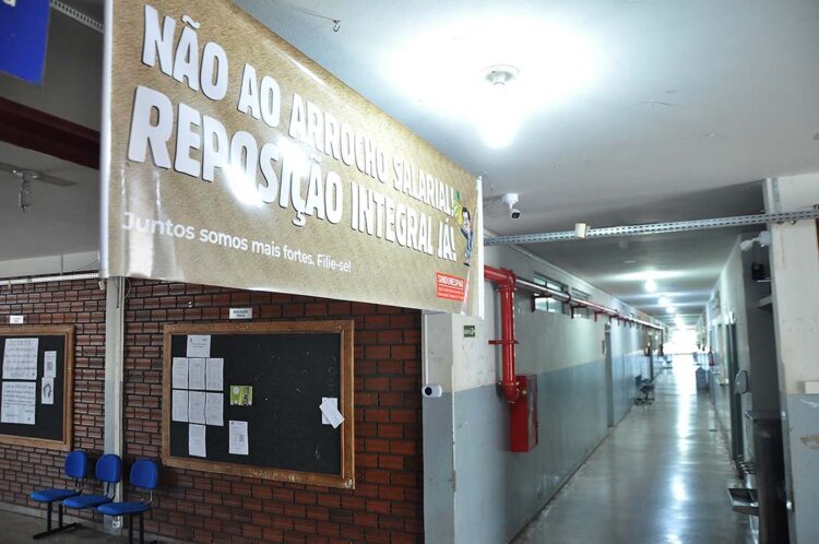 Professores universitários pretendem negociar  reposição salarial com o Governo do Estado