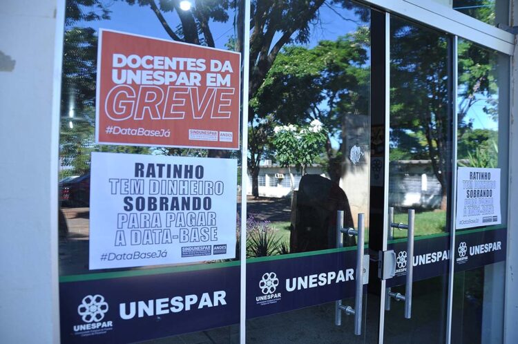 Sem avanços nas negociações, professores mantêm greve