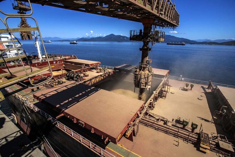 Puxadas pela soja e frango, exportações  Têm melhor 1º quadrimestre da história