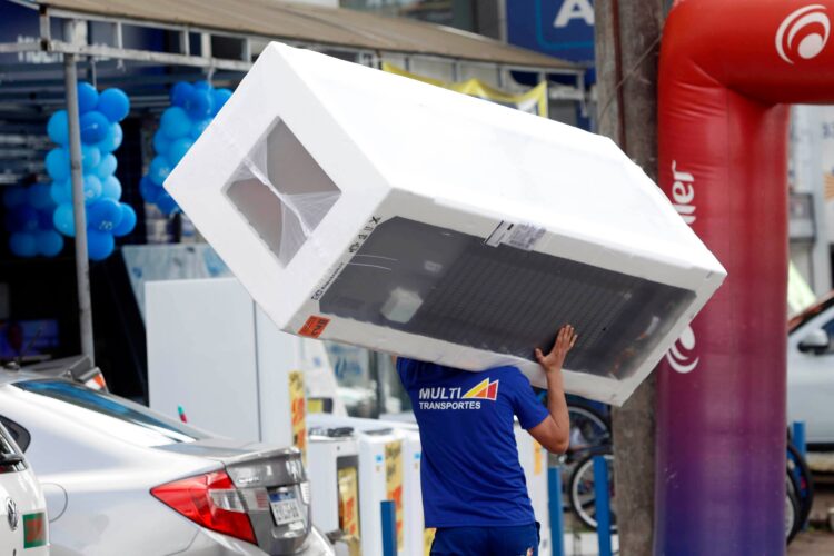 Com melhor resultado da região Sul, comércio paranaense cresce quase 9%