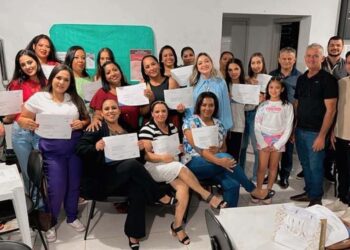 Município entrega certificado de conclusão do curso de maquiagem