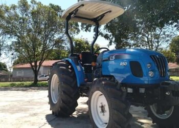 Município adquire trator para utilização pelos agricultores