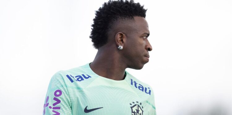 Rodrygo garante vitória do Real em jogo marcado por homenagens a Vinicius Júnior