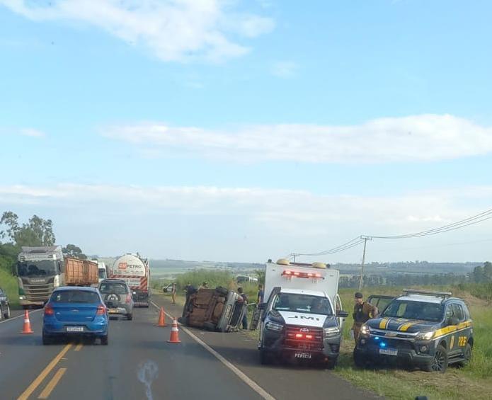 Homem morre na BR-376 após capotar veículo roubado