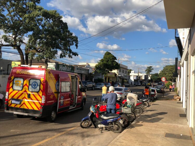 Mulher fica ferida após acidente entre carro e moto em Paranavaí