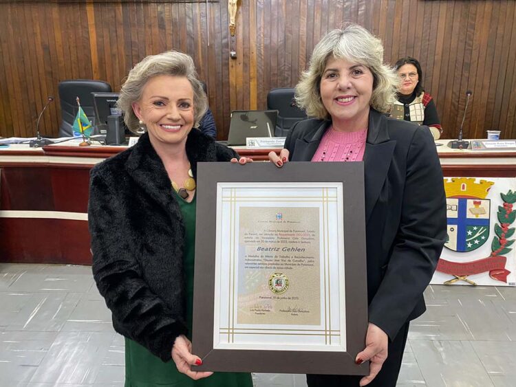 Beatriz Gehlen é agraciada com medalha Dr. José Vaz de Carvalho
