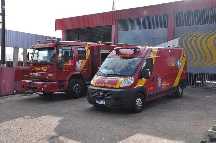 Colisão entre motocicleta e bicicleta deixa dois homens feridos