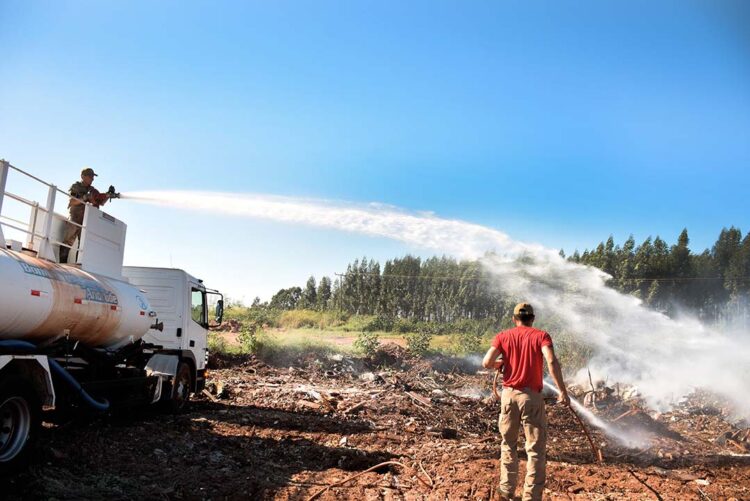 Corpo de Bombeiros e Prefeitura trabalham em conjunto para conter incêndio na Vila Operária