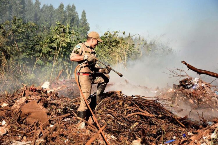 Bombeiros combatem incêndio no “Buracão da Vila Operária”