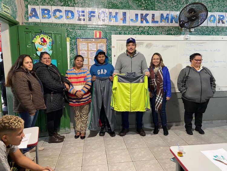 Alunos da rede municipal de Santa Mônica  recebem uniformes de inverno