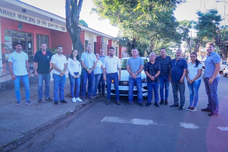 São João do Caiuá recebe veículo para a Secretaria de Saúde
