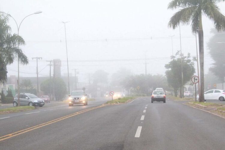 Umidade e queda de temperatura provocam neblina na região