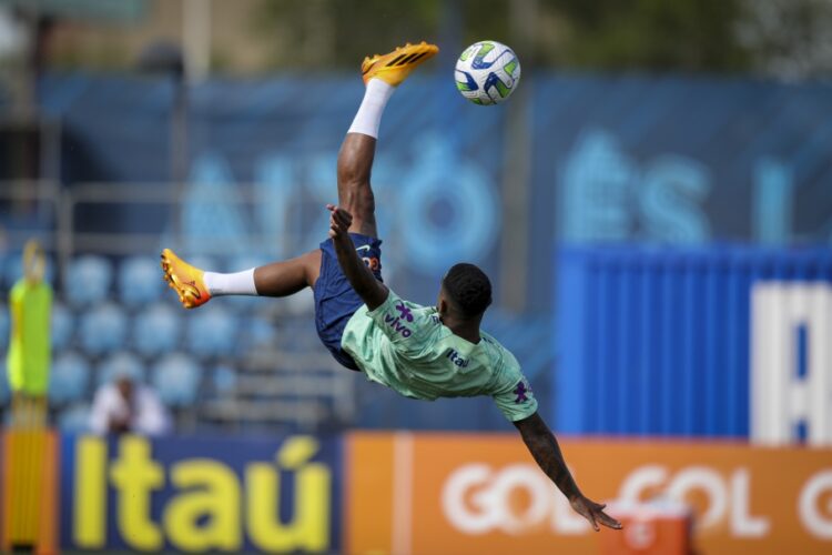 Treino do Brasil tem gol de bicicleta  e bombardeio em goleiro novato