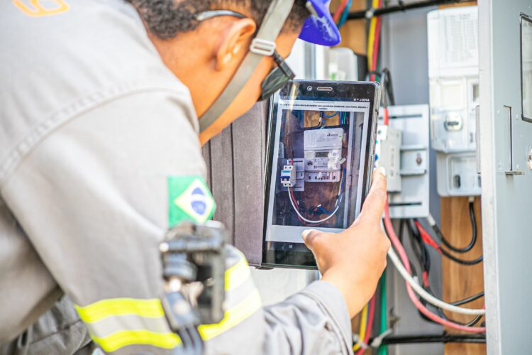 Rede Elétrica Inteligente chega a 500 mil medidores instalados no Paraná