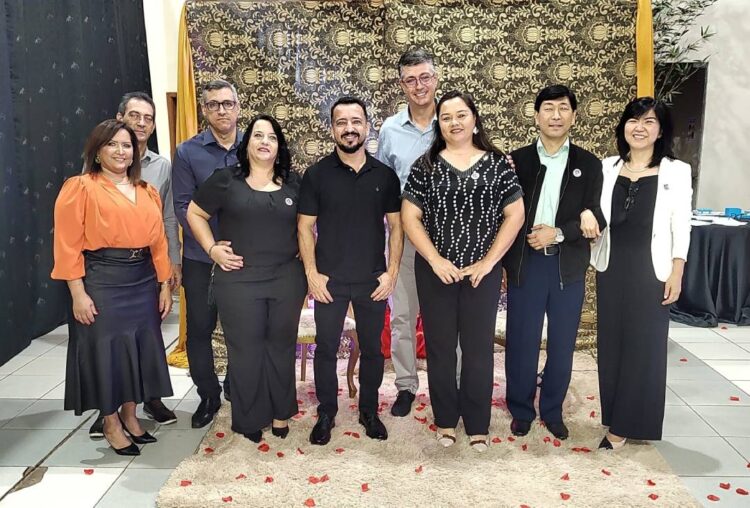 Acima de tudo, porém, revestiam-se do amor, que é o elo perfeito (Col.3:14)