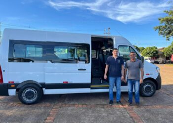 Município recebe veículo adaptado para transporte de pacientes