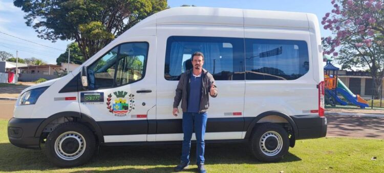 Secretaria de Educação recebe novo veículo