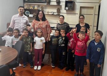 Alunos conscientizam servidores  sobre a importância do meio ambiente