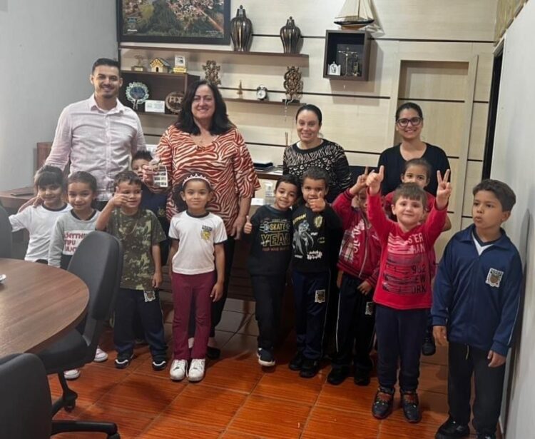 Alunos conscientizam servidores  sobre a importância do meio ambiente