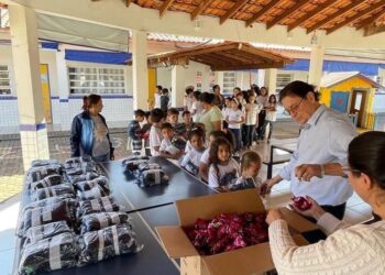 Prefeito entrega uniformes de inverno  para alunos da Rede Municipal de Educação