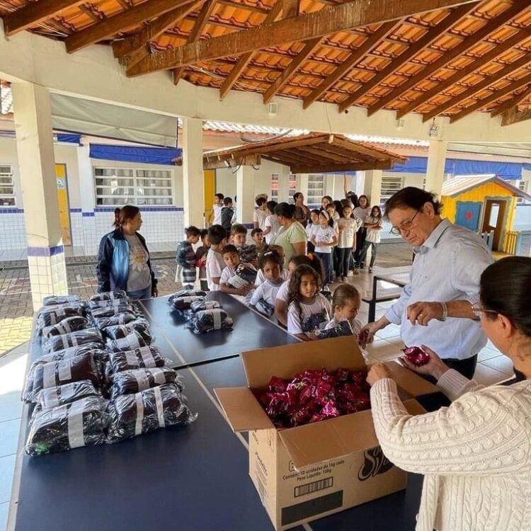 Prefeito entrega uniformes de inverno  para alunos da Rede Municipal de Educação
