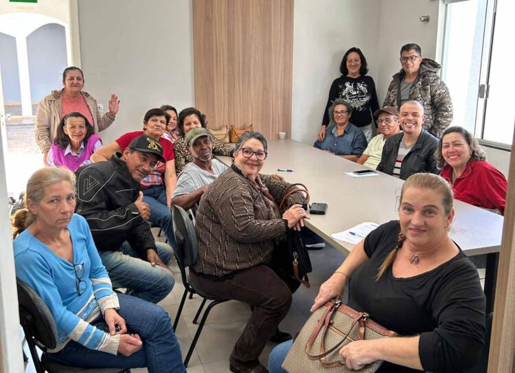 Servidores municipais aposentados reivindicam pagamento do 13º e antecipação do salário mensal