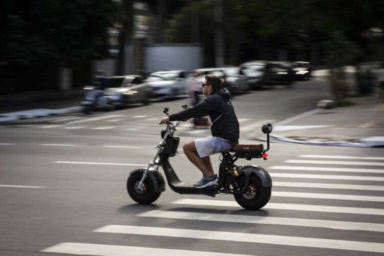 Dono de scooter elétrica terá mais de 2 anos para regularizar veículo