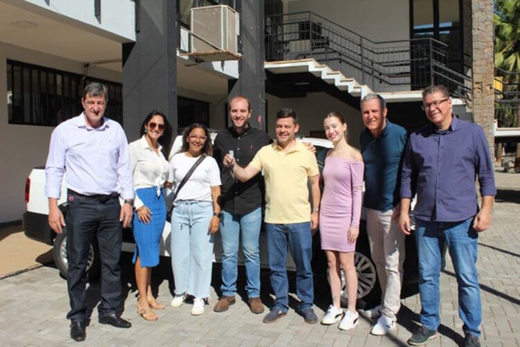 Município entrega dois novos veículos para o setor de Zoonoses da Vigilância em Saúde