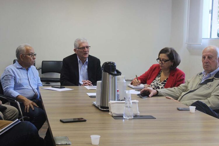 Governo do Paraná, setor privado e entidades do agro trabalham para conter casos de gripe aviária