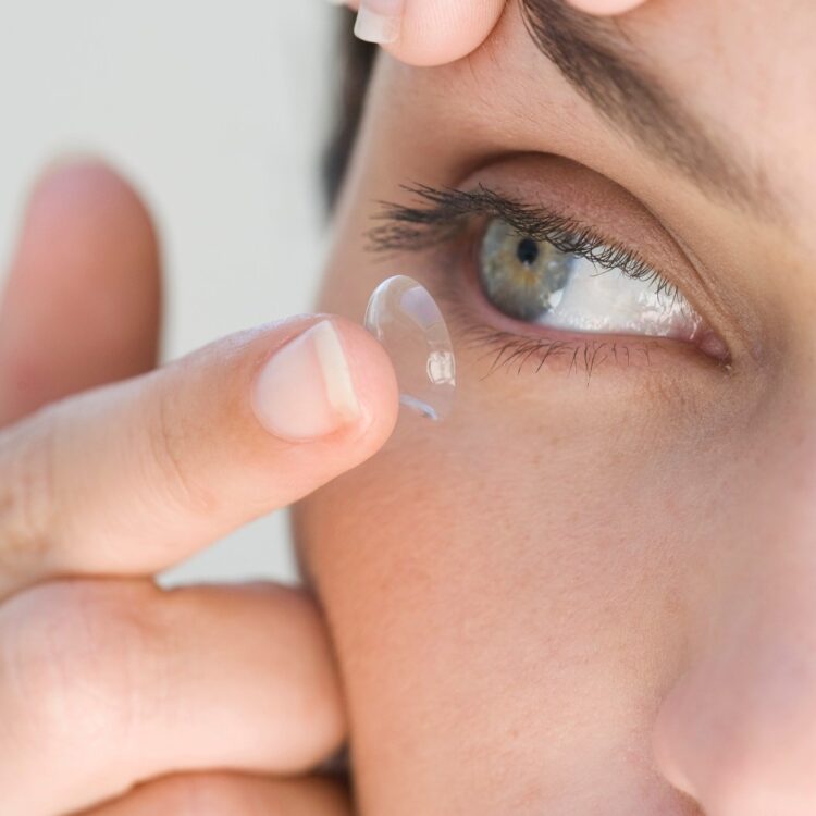 Lente de contato sofre alterações no frio