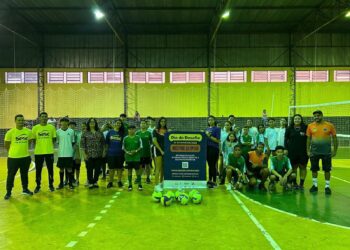 Alunos do projeto de vôlei já estão utilizando  o material esportivo entregue pela Prefeitura