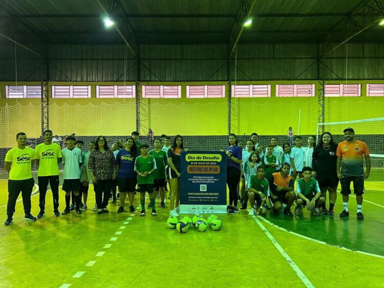 Alunos do projeto de vôlei já estão utilizando o material esportivo entregue pela Prefeitura