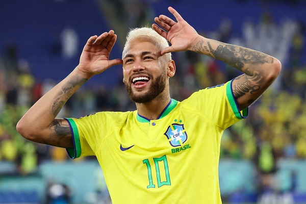 Neymar é o segundo jogador que mais movimentou dinheiro no futebol mundial, aponta jornal