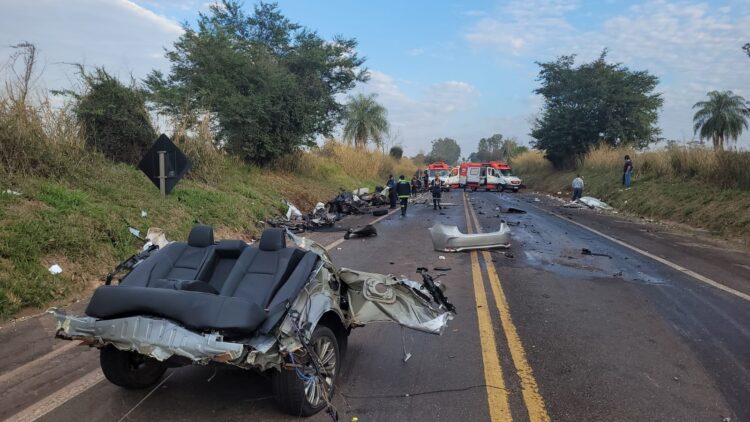 Grave acidente na BR-376 mata um homem e deixa outros três feridos
