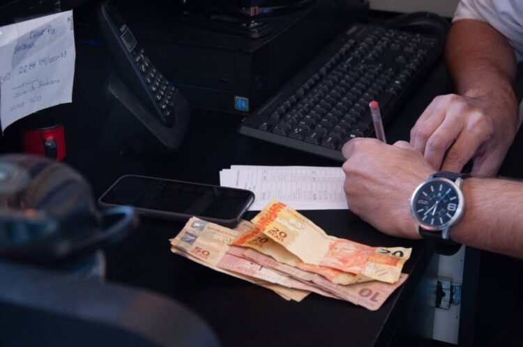 Quase 30% da população economicamente ativa de Paranavaí tem restrições de crédito