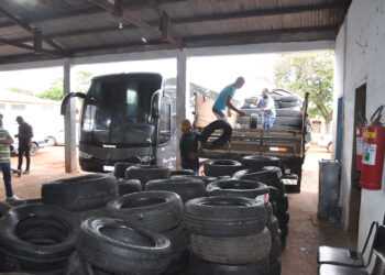 Prefeitura recebe doação de mais de 200 pneus apreendidos pela Receita Federal