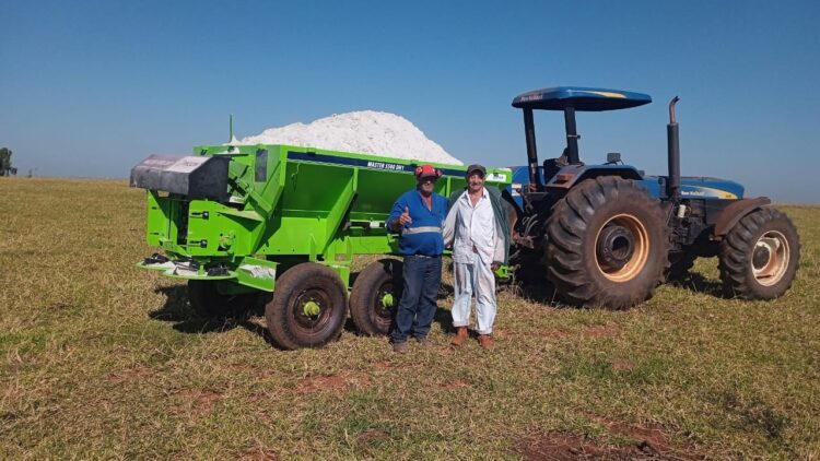 Município distribui calcário agrícola para 107 produtores rurais