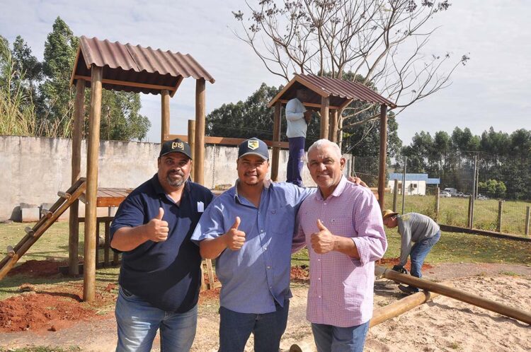Três parques infantis são instalados em Nova Aliança do Ivaí